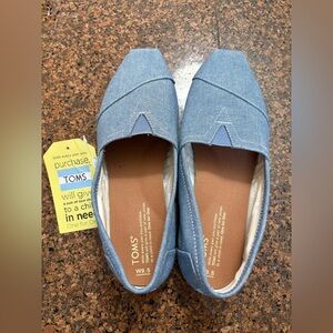 NWT TOMS Canvas Light Blue Chambray Denim Flats in Size 9.5